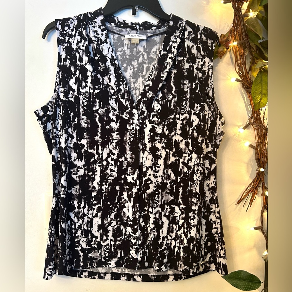 Calvin Klein Large, sleeveless stretchy shirt